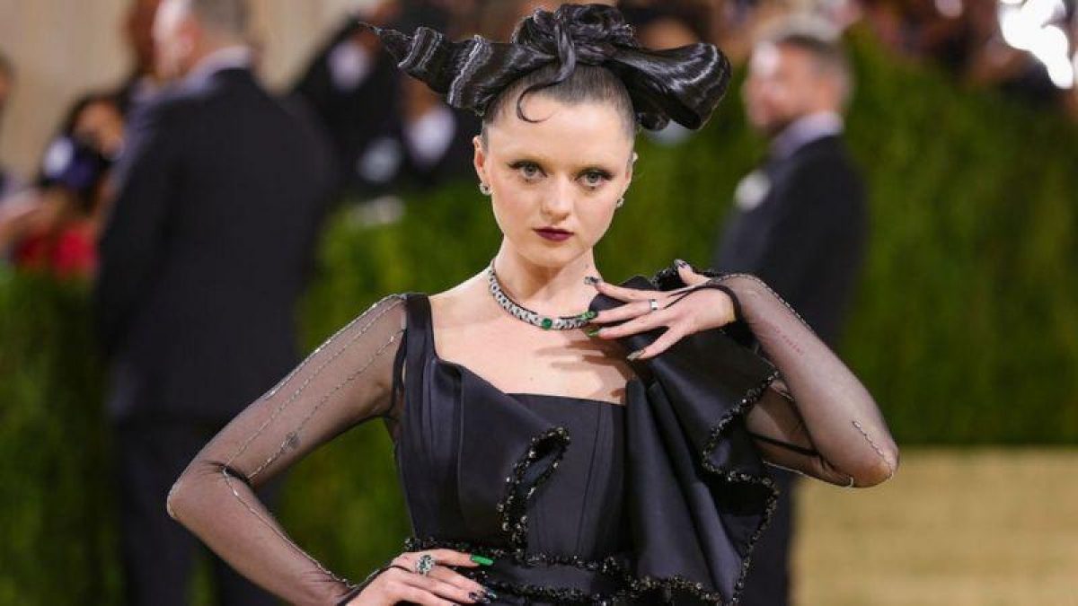 La actriz de Game of Thrones Maisie Williams llevó un vestido inspirado en Matrix que ella misma diseñó. Foto: GETTY IMAGES.
