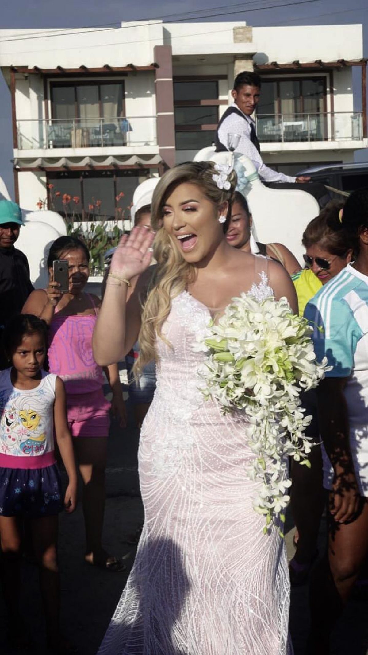 Lloró de felicidad al llegar y ver que el publico de 'De Boca en Boca' la recibió en la entrada de su boda.