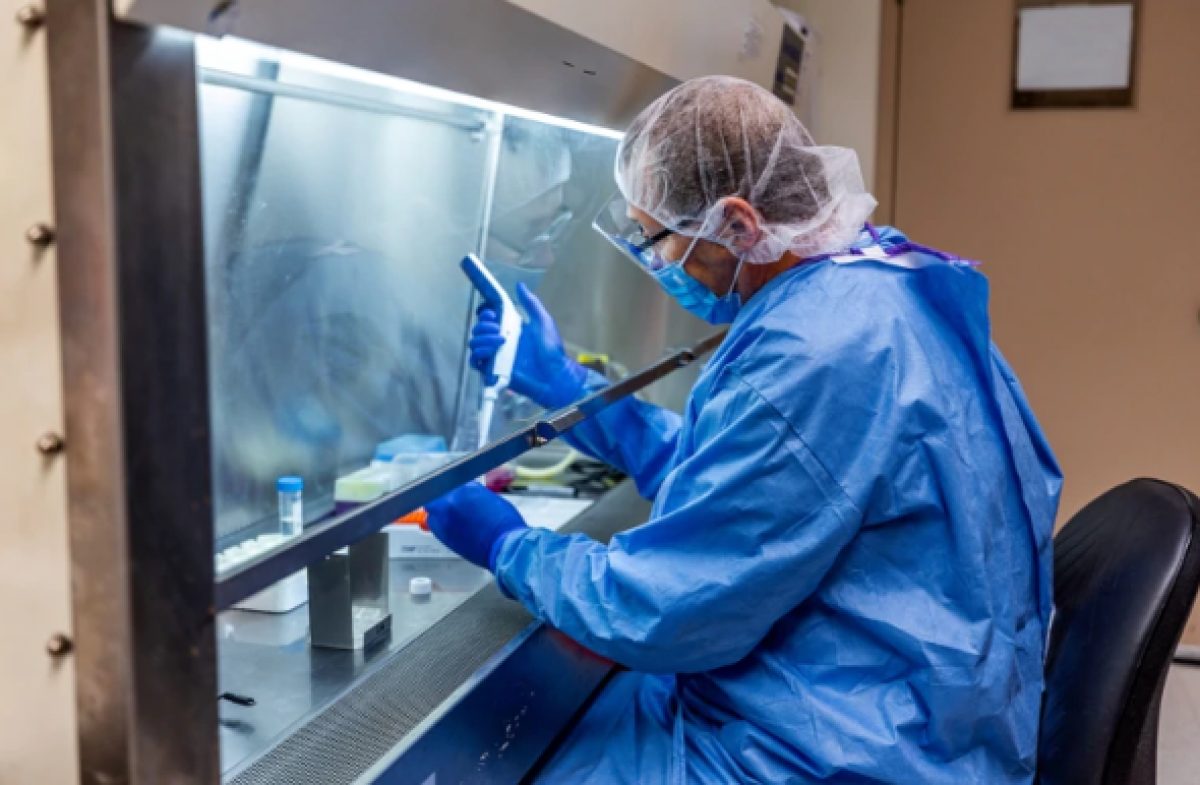Una investigadora de la Universidad de Pittsburgh trabaja en una fórmula candidata para una vacuna (Reuters)