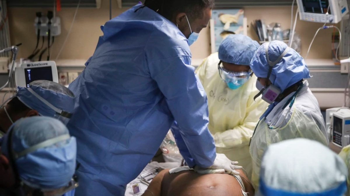 Momento en que médicos y enfermeras logran revivir a un paciente crítico de coronavirus en un hospital de Yonkers, Nueva York (AP/John Minchillo)
