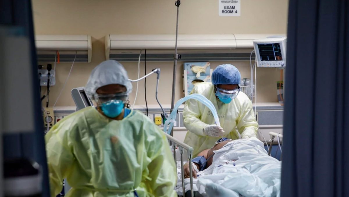 Una enfermera opera un ventilador en un paciente con COVID-19 que sufrió un paro cardíaco y fue reanimado por el personal (AP/John Minchillo)
