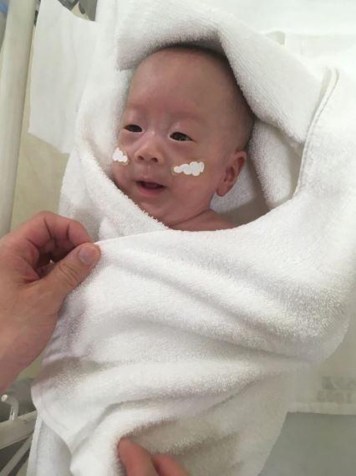 Una foto del bebé poco antes de recibir el alta (Keio University School of Medicine, Department of Pediatrics/Reuters)