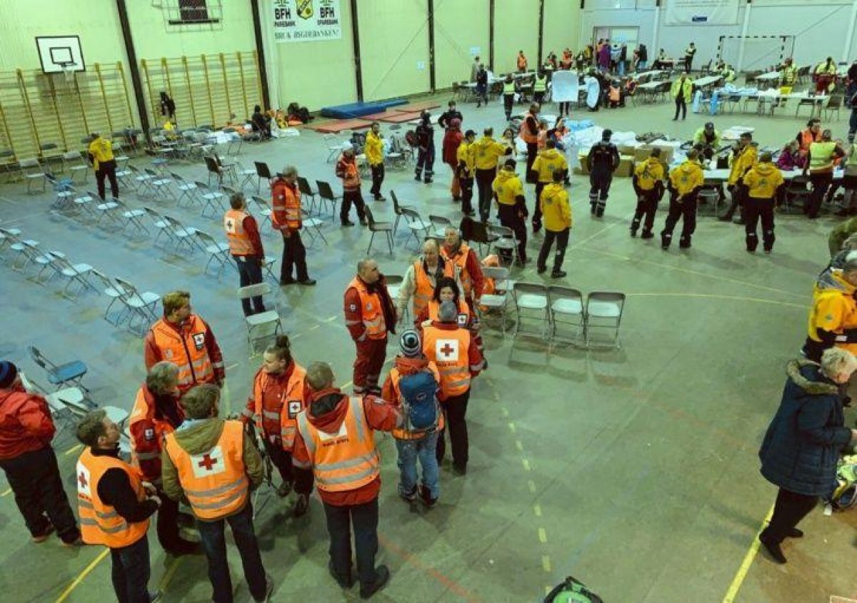Pasajeros rescatados del crucero Viking Sky reciben ayuda de los servicios de emergencia en Hustadvika