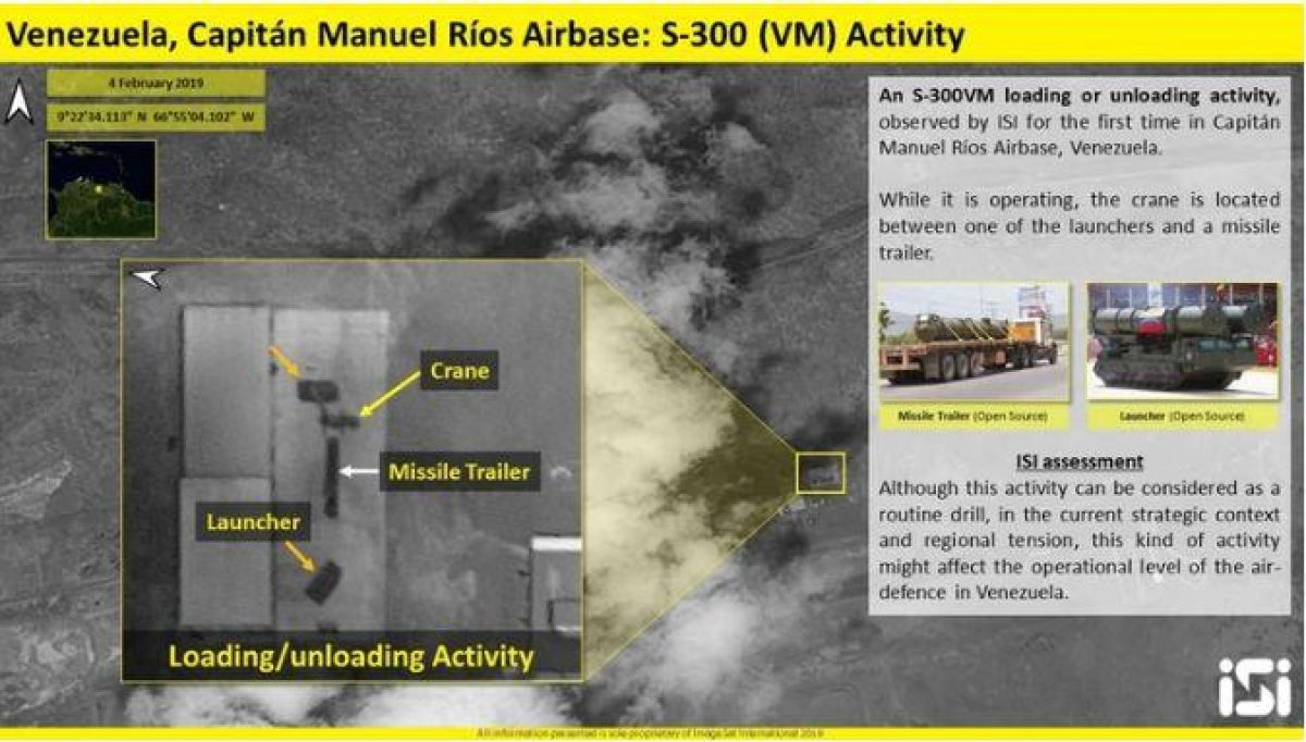 En esta imagen del 4 de febrero se muestra el desembarco y montaje de la batería de misiles S-300VM (Twitter: @ImageSatIntl)