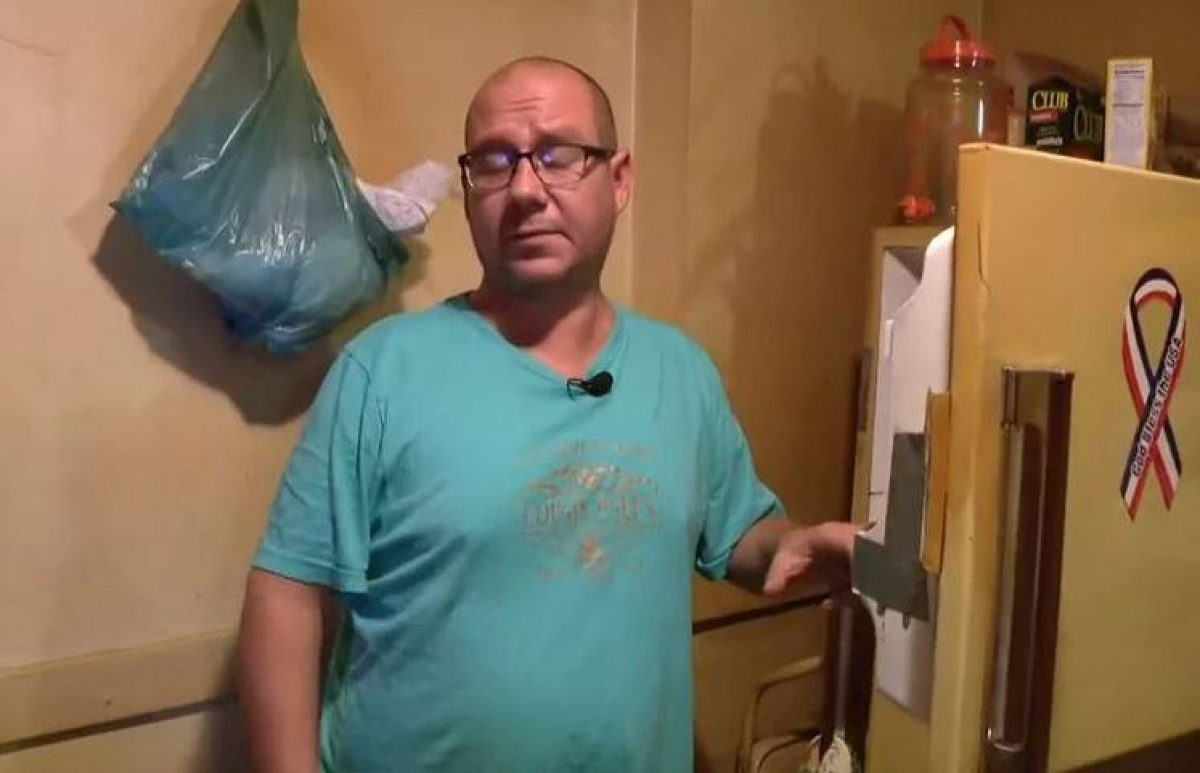 El hallazgo provocó cientos de dudas en Adam y se enojó con la mujer de 68 años por jamás revelarle la verdad sobre la caja que cree tiene los restos de su hermana mayor.