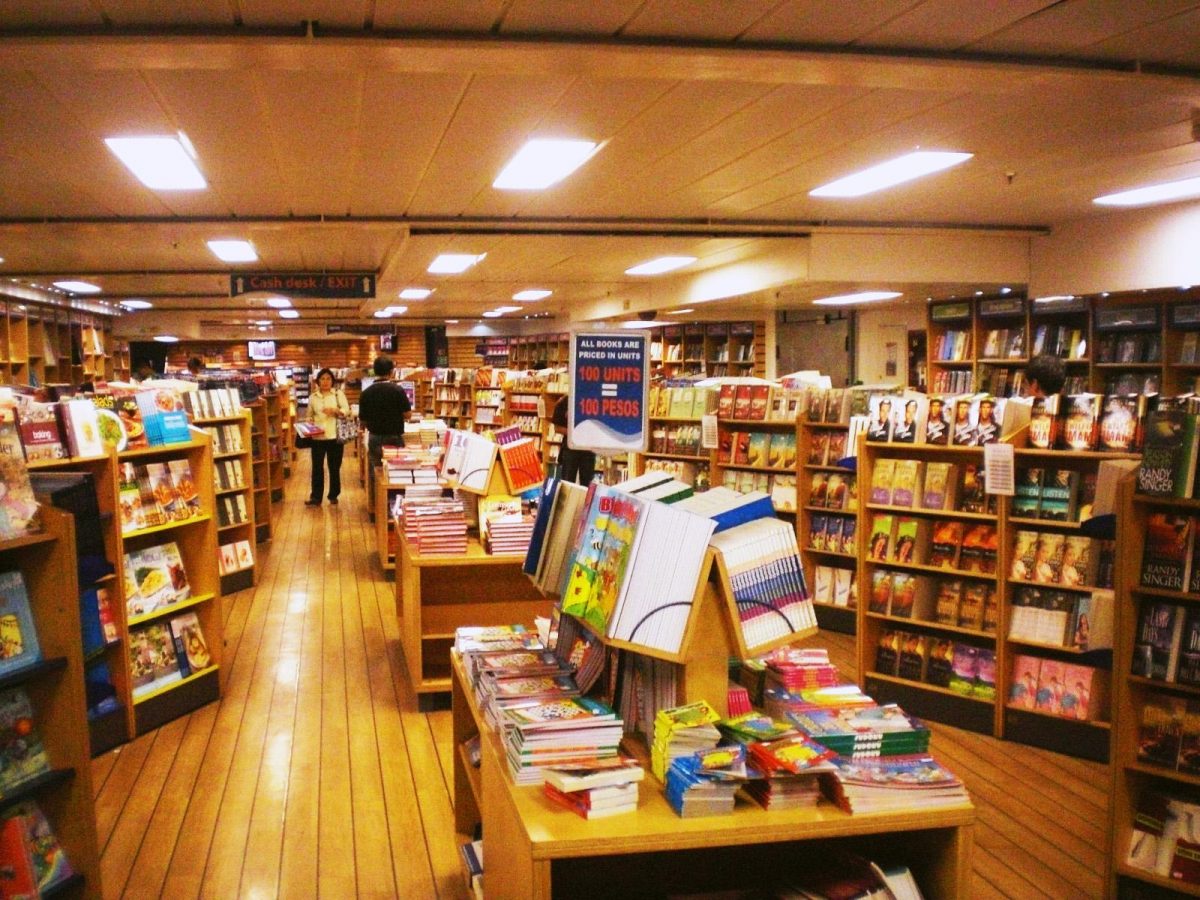 Cuenta con más de 5.000 libros en inglés y español, que se venden a precios moderados en cada uno de sus destinos.