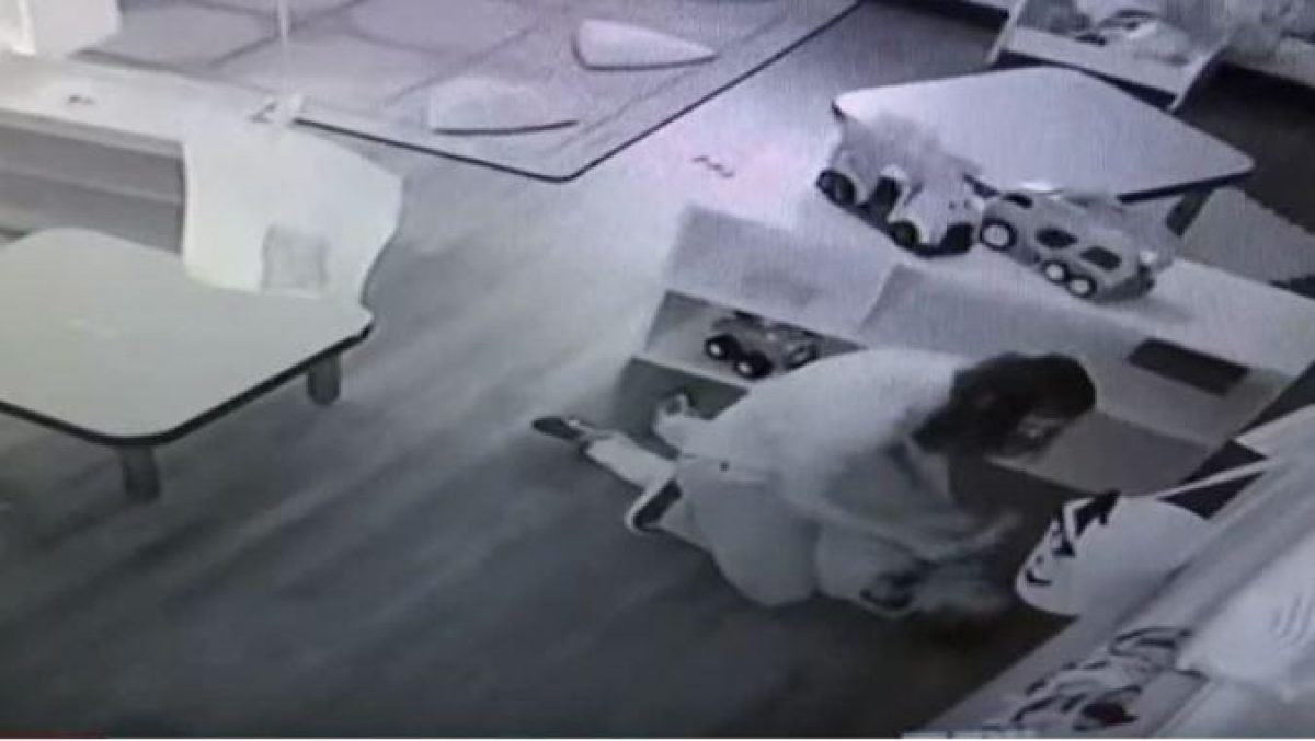 La empleada de la guardería trató de encubrir el abuso diciendo que fue el niño quien se provocó las lesiones (Telemundo)