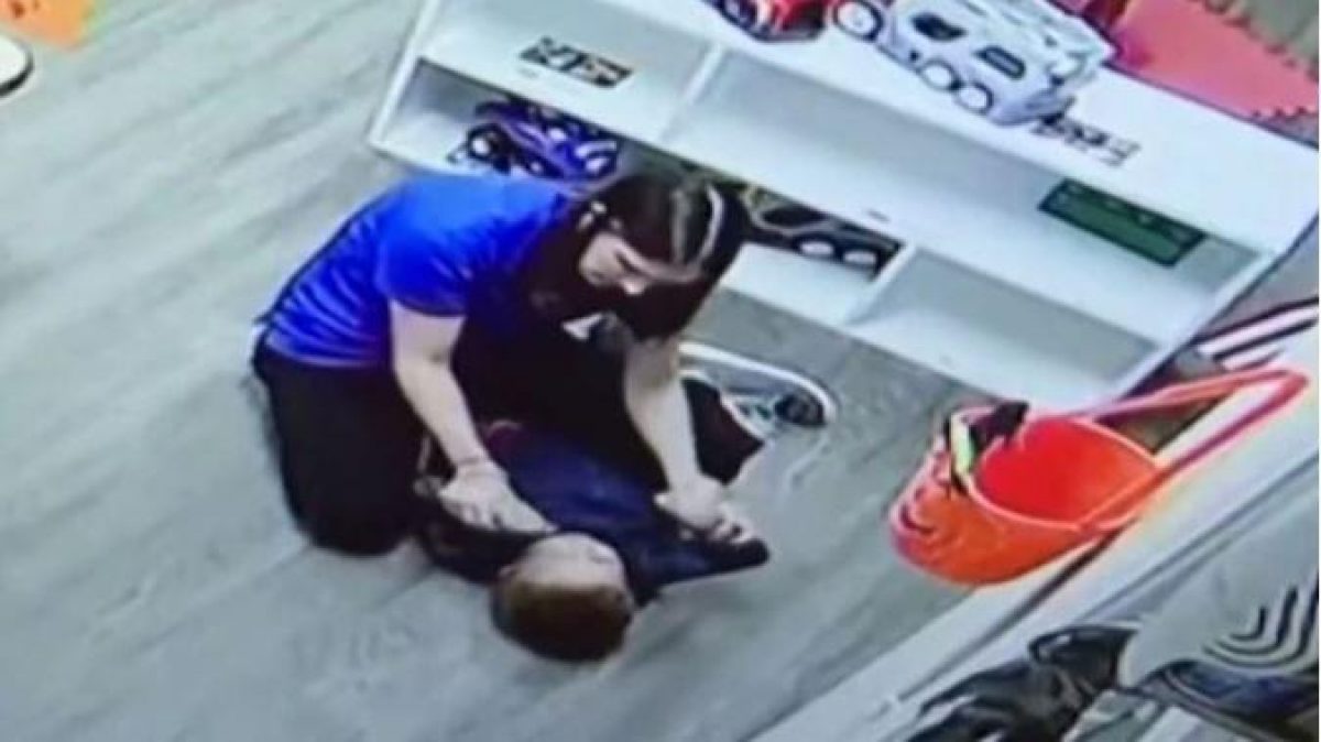 En el video se ve a la mujer jaloneando y abofeteando al niño quien se encuentra sometido en el piso (Telemundo)