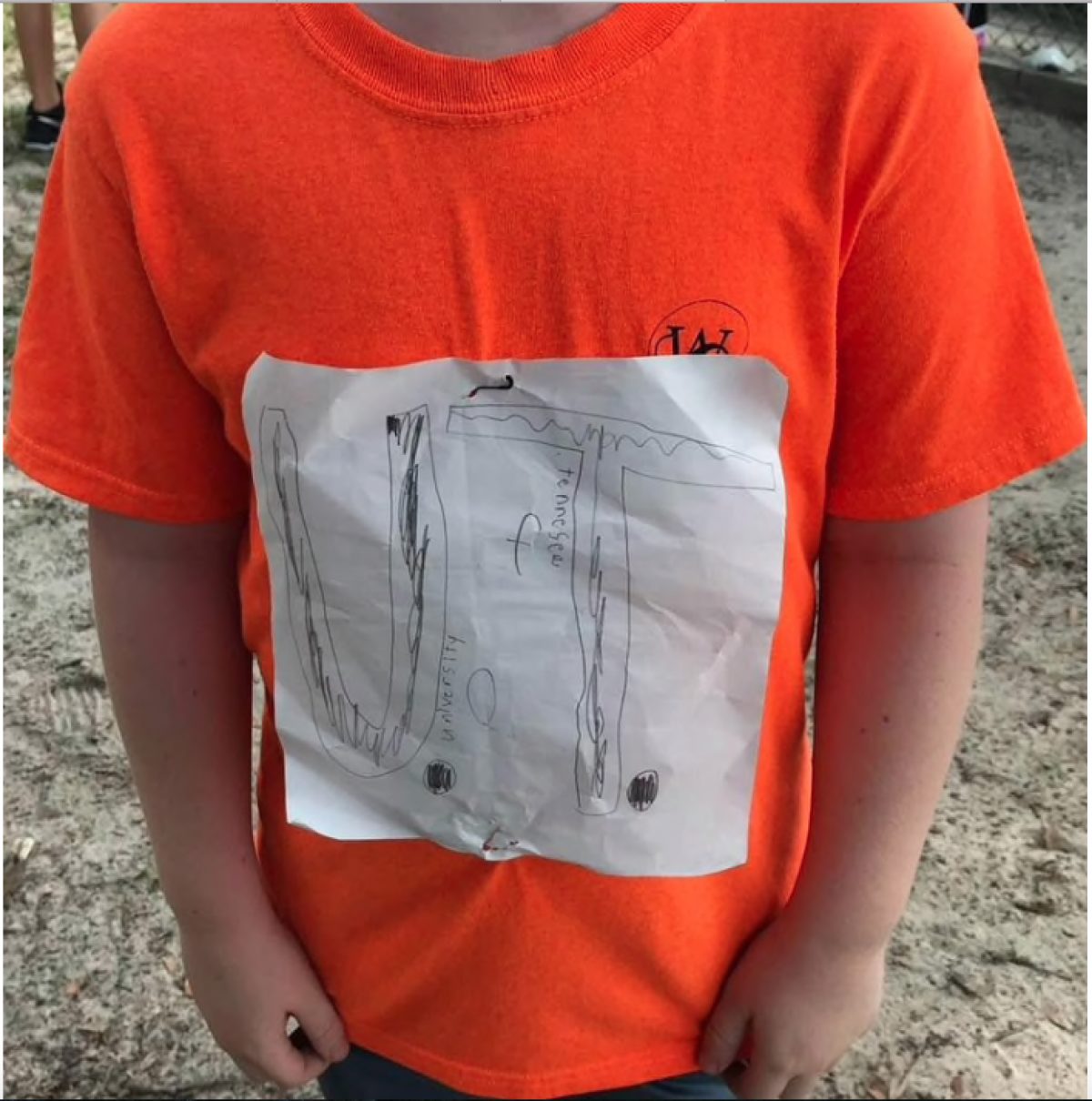 Laura Snyder le tomó una fotografía y lo felicitó por haber dado un paso más y haber hecho él mismo la playera que deseaba. Sin embargo, no todos en la escuela lo trataron con el mismo cariño.