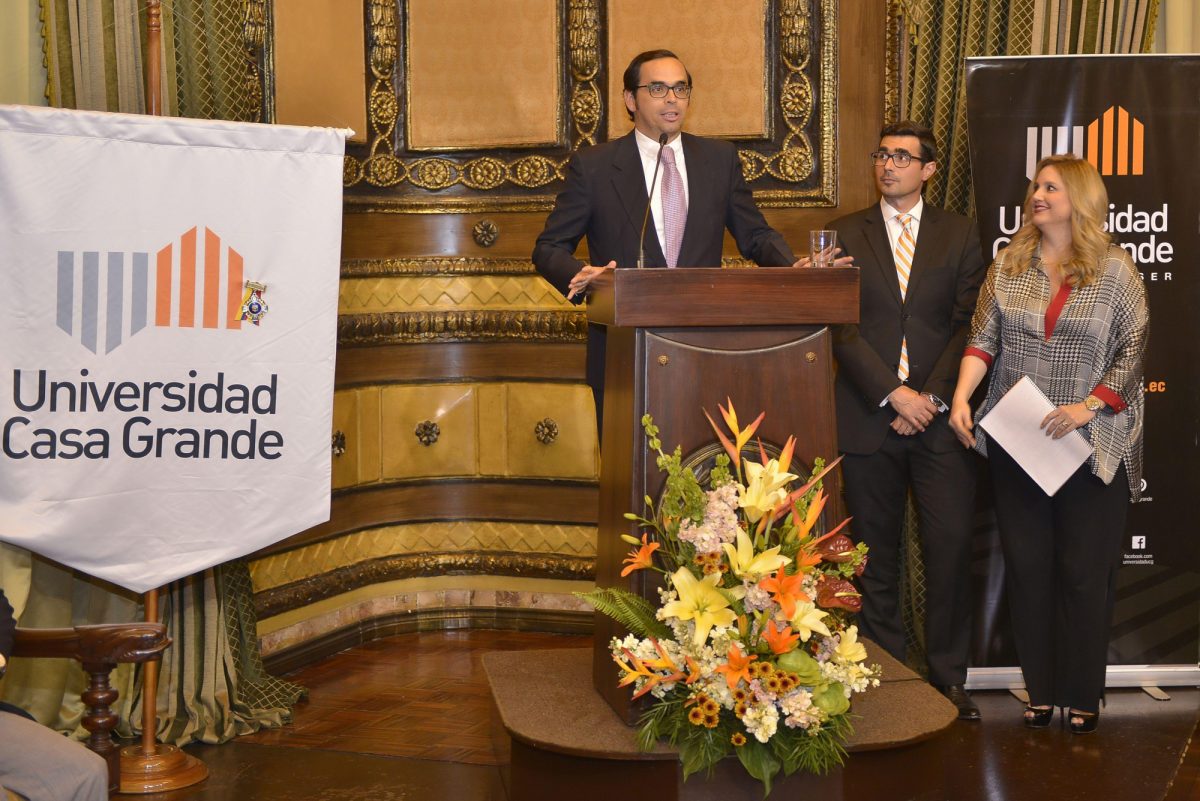 Autoridades de la Universidad y la ciudad asistieron a la condecoración sobre el estandarte institucional.