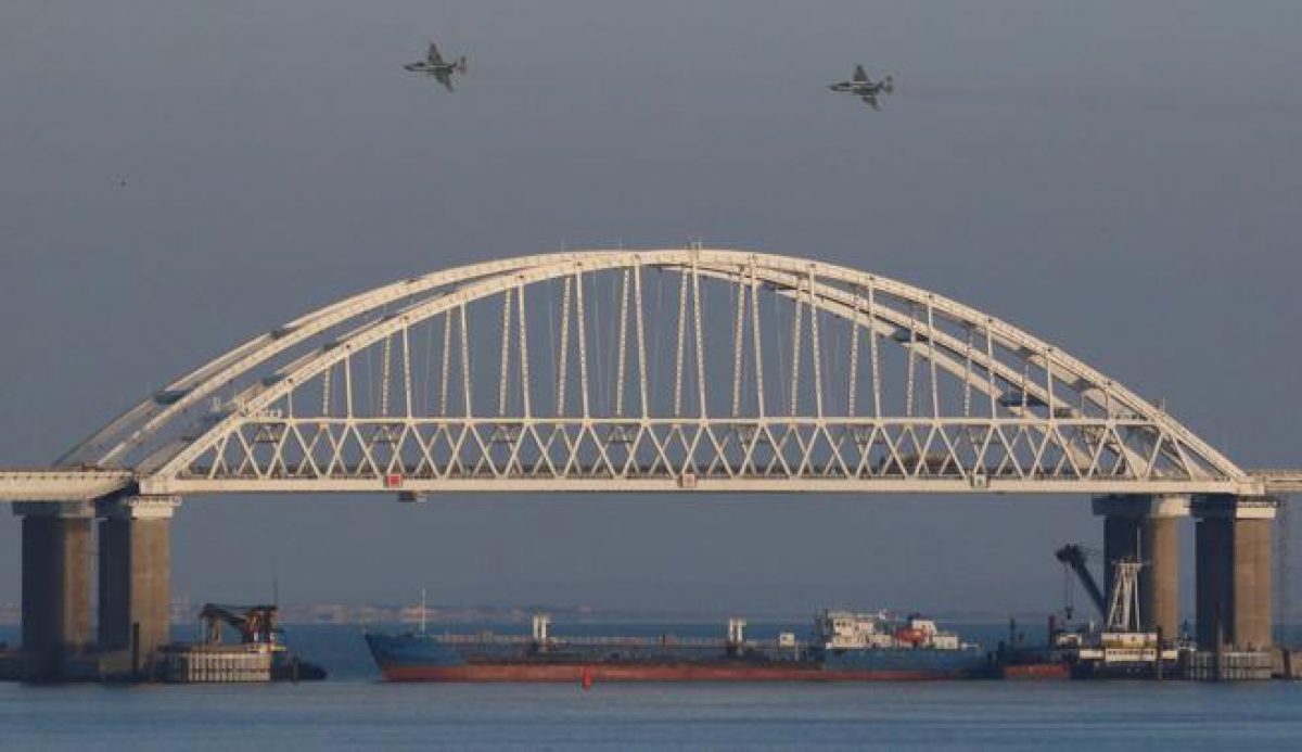 Aviones de combate rusos sobrevuelan el puente que une a Rusia con la península de Crimea (Via Reuters)