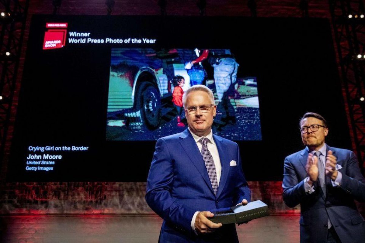El fotógrafo John Moore recibió el premio a mejor fotografía del año de World Press Photo. (PATRICK VAN KATWIJK/AFP/Getty Images)