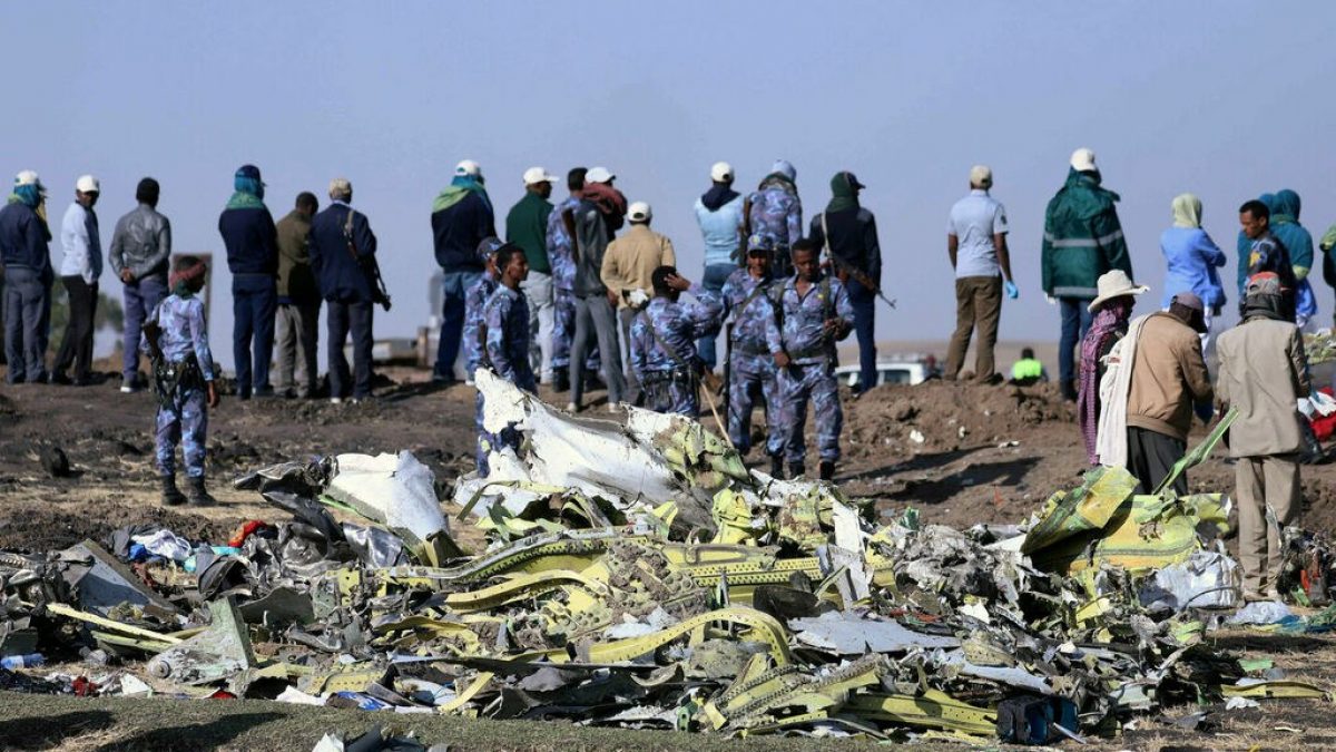 Hombres descargan un estuche que contiene las cajas negras del Boeing 737 MAX 8 de Ethiopian Airlines en la sede de la agencia de investigación de accidentes aéreos BEA de Francia. (Reuters/Philippe Wojazer