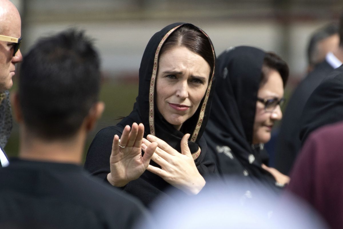 La primera ministra de Nueva Zelanda, Jacinda Ardern, hace un gesto de despedida después de una reunión para las oraciones congregacionales de los viernes y dos minutos de silencio por las víctimas de la masacre de las mezquitas gemelas, en Hagley Park en Christchurch. (AFP)