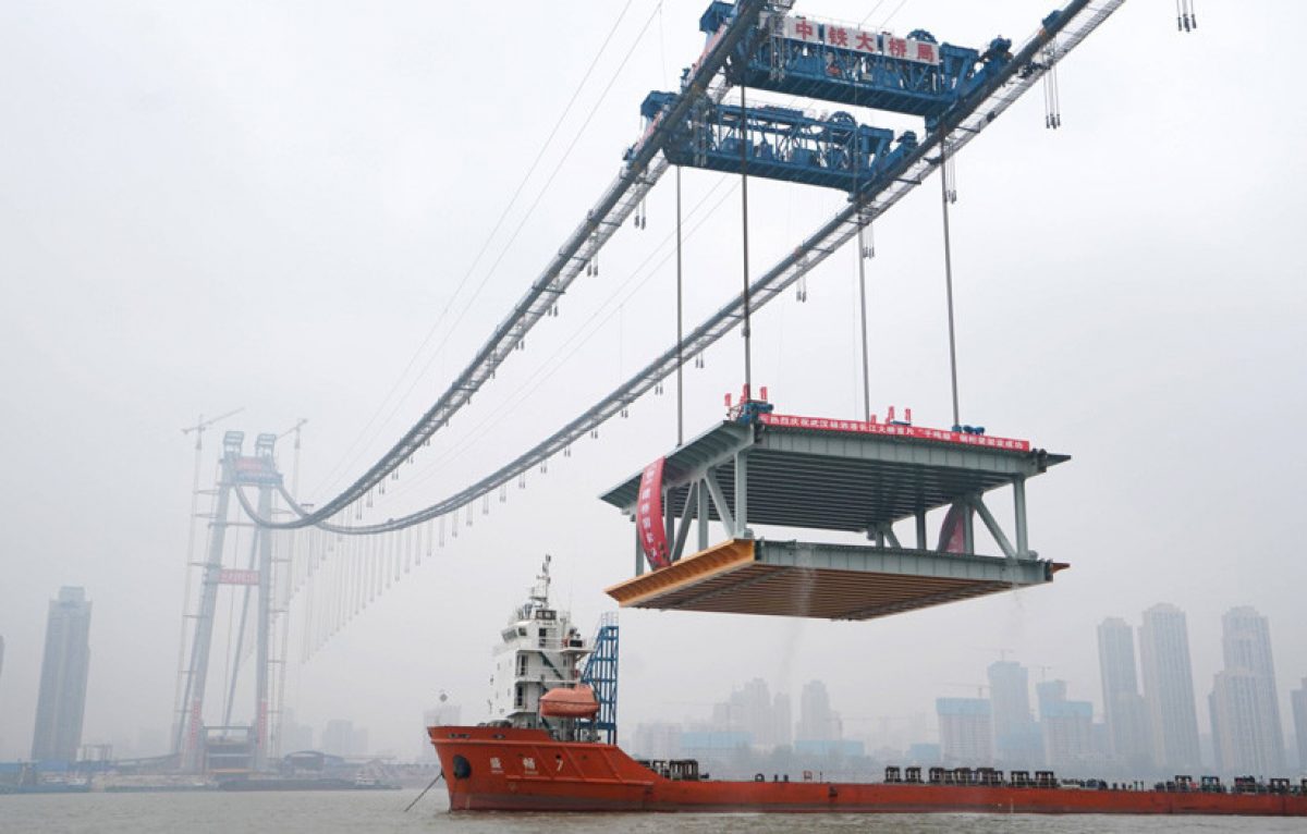 La instalación de la primera viga de acero del puente Yangsigang, Wuhan, China, el 15 de noviembre de 2018