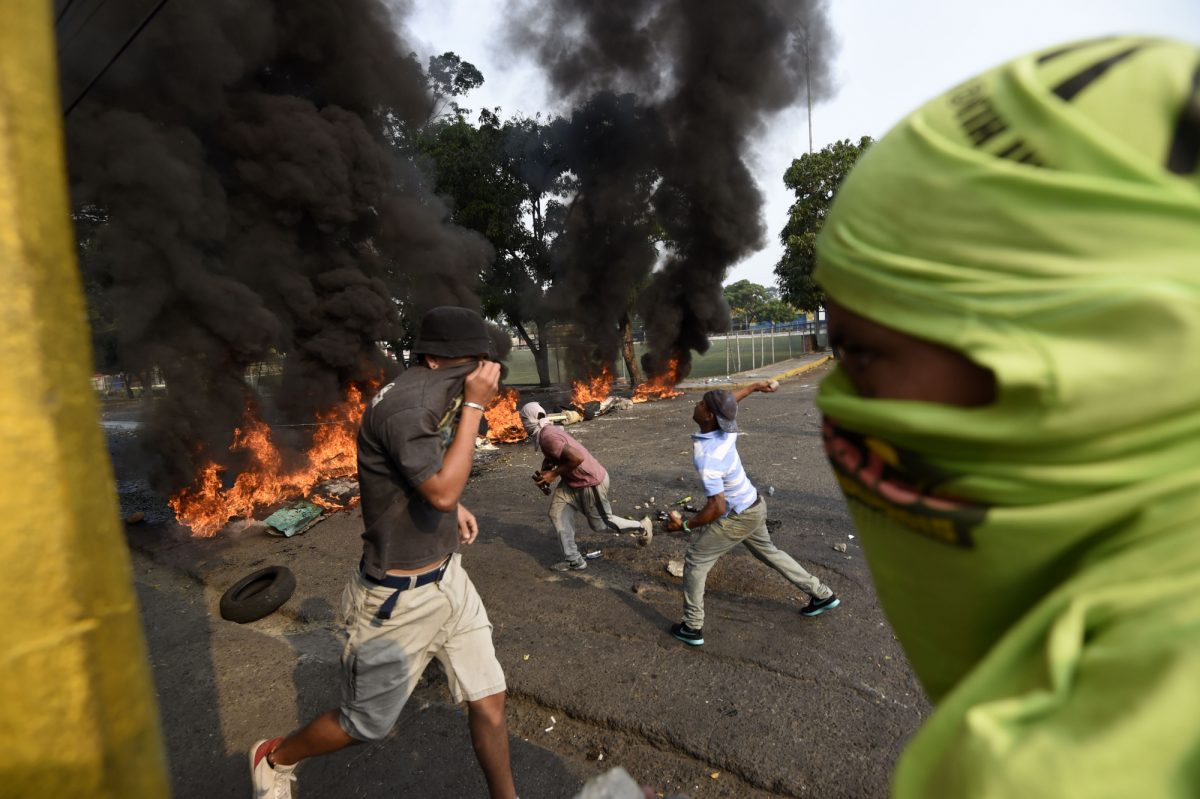 Los venezolanos realizan una protesta en la ciudad fronteriza de Ureña, Táchira, luego de que el gobierno del presidente Nicolas Maduro ordenara el cierre temporal de la frontera con Colombia (AFP).