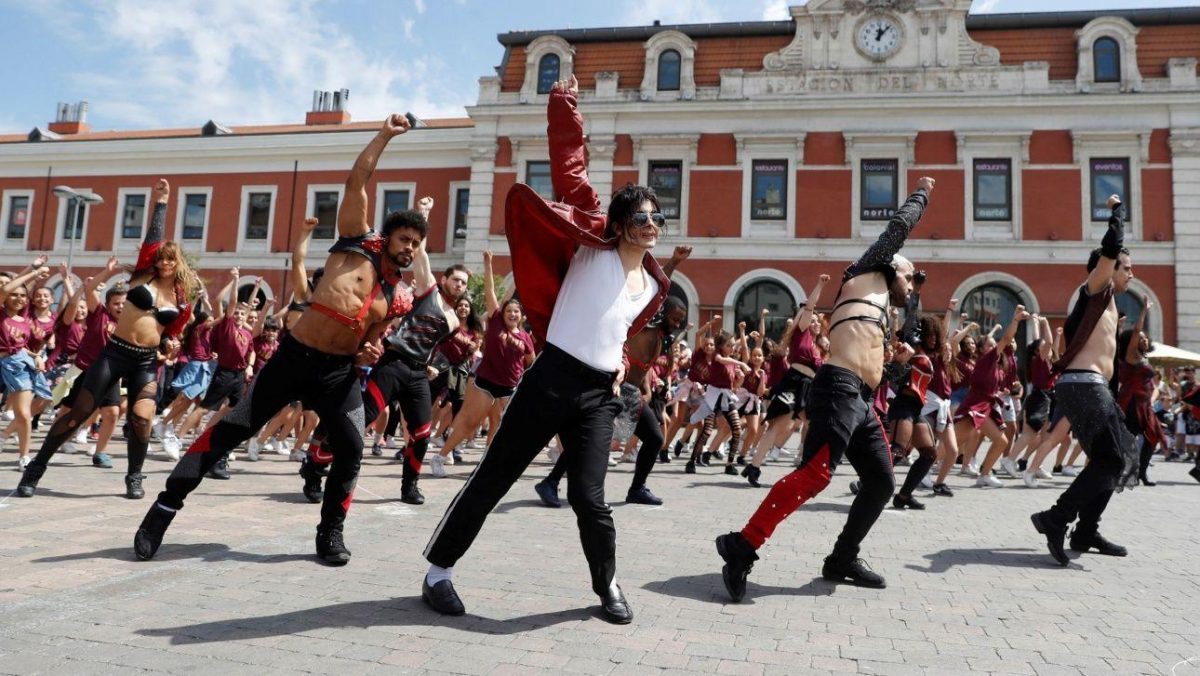 El elenco del musical "Forever" realizan un "flashmob" en homenaje a Michael Jackson con motivo del décimo aniversario de su muerte, esta mañana en la explanada de la estación Príncipe Pío(Madrid). EFE/Juan Carlos Hidalgo.
