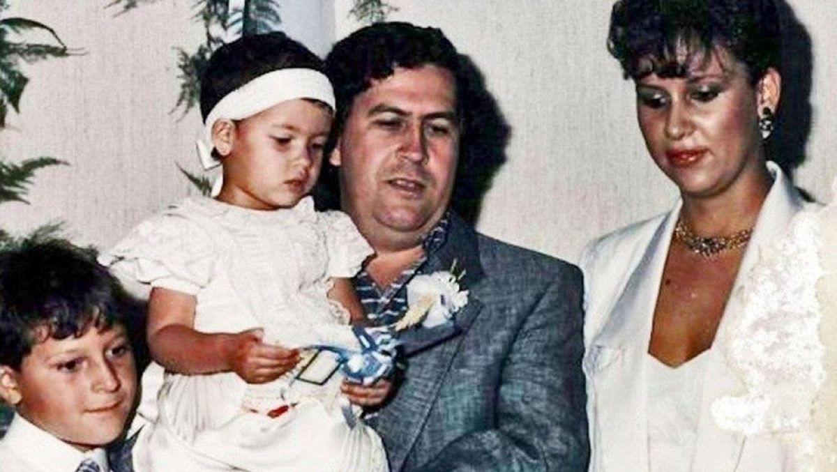 Ya dedicado a negocios ilegales conoció a quien sería su esposa, María Victoria Henao, 14 años menor.