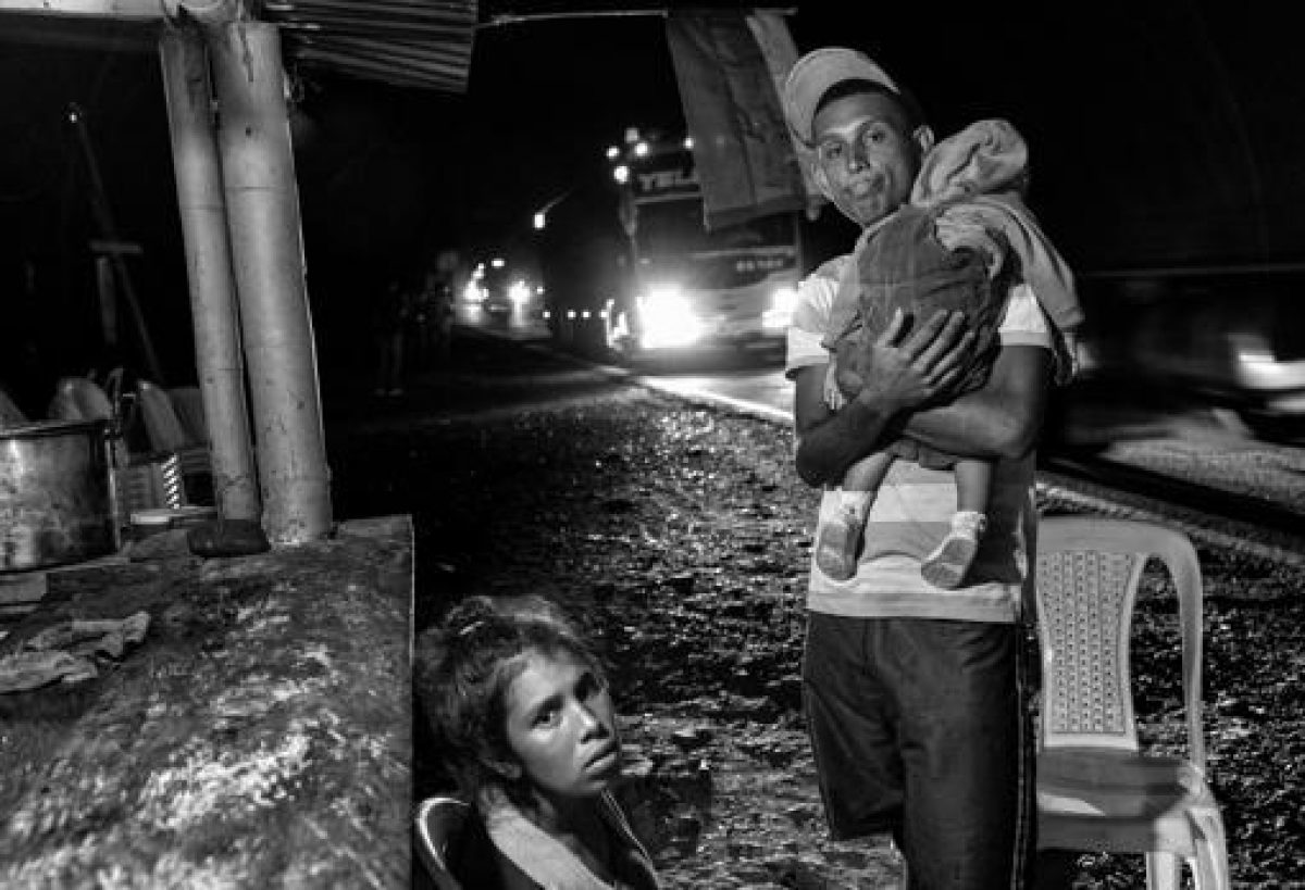 Sin luz, agua, incomunicados, los venezolanos cumplieron ayer tres días de un apagón sin precedentes que ya dejó 15 pacientes muertos y amenaza con prolongarse indefinidamente