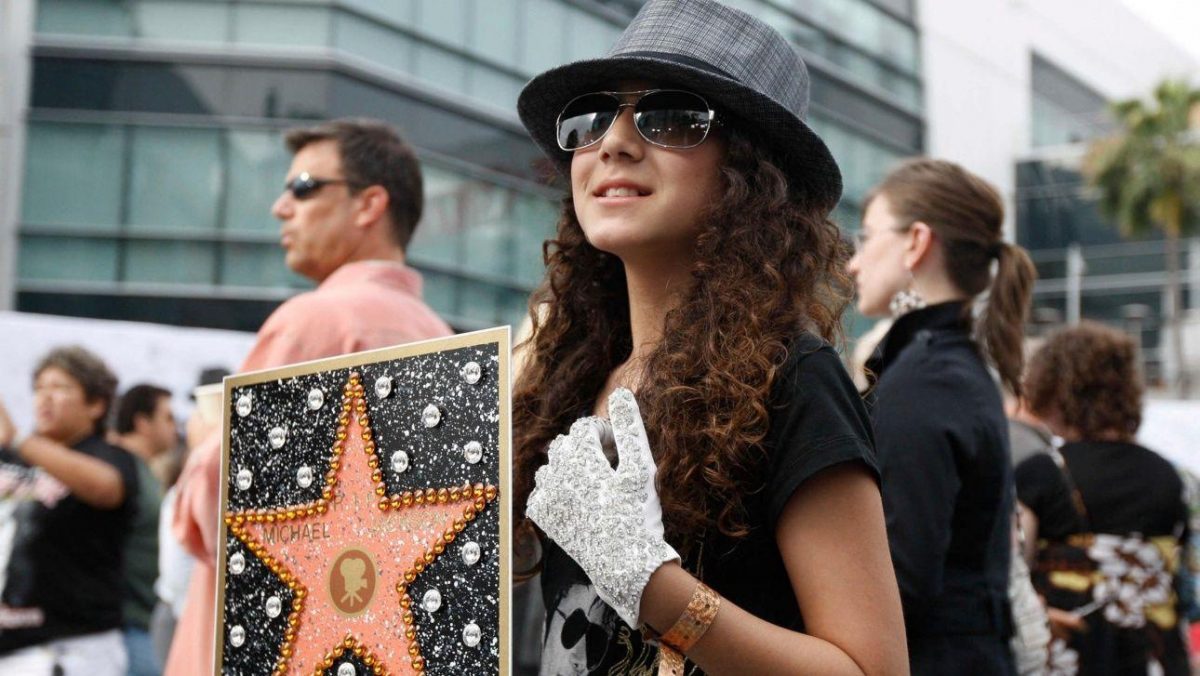 Esta foto de archivo del 7 de julio de 2009, que muestra a Serena Romaya, de San Diego, California, llega al funeral de Michael Jackson en Los Ángeles. El martes 25 de junio de 2019 se cumple el décimo aniversario de la muerte de Jackson. (Foto AP / Matt Sayles).