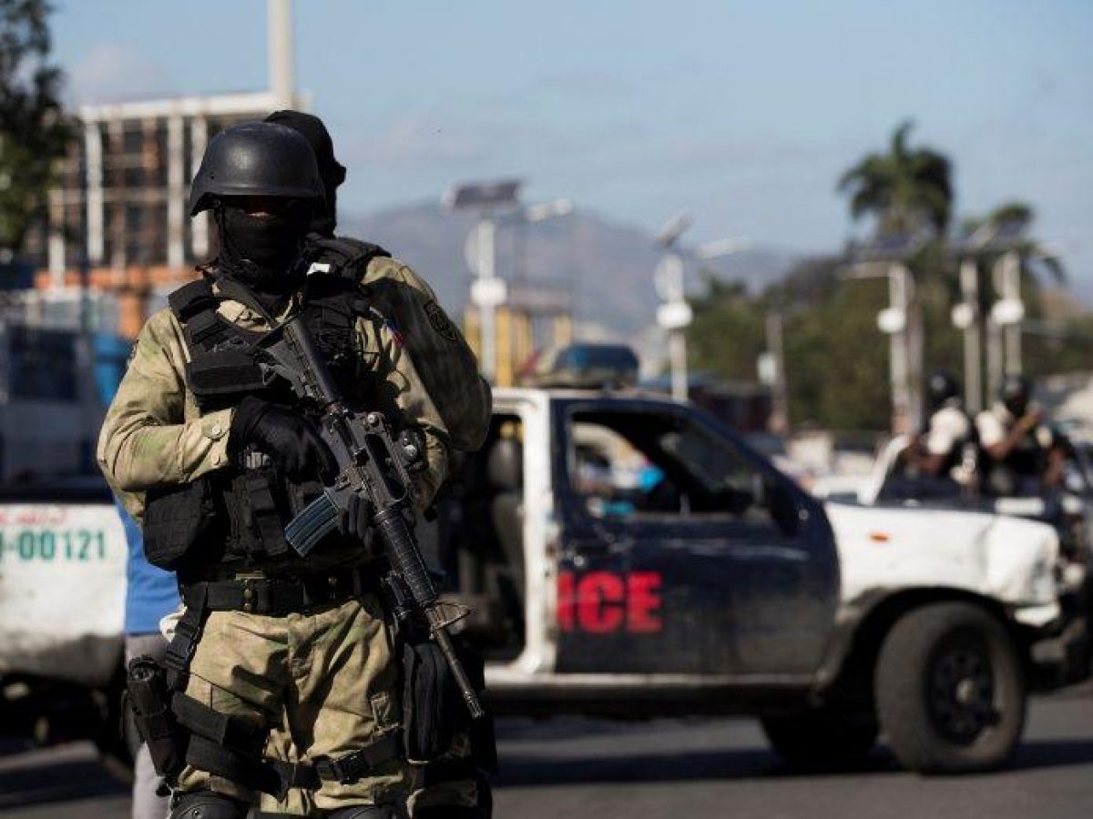 gentes de la policía bloquean la calle donde fue asesinado el policía Simone Jackson este miércoles, en Puerto Príncipe (Haití).