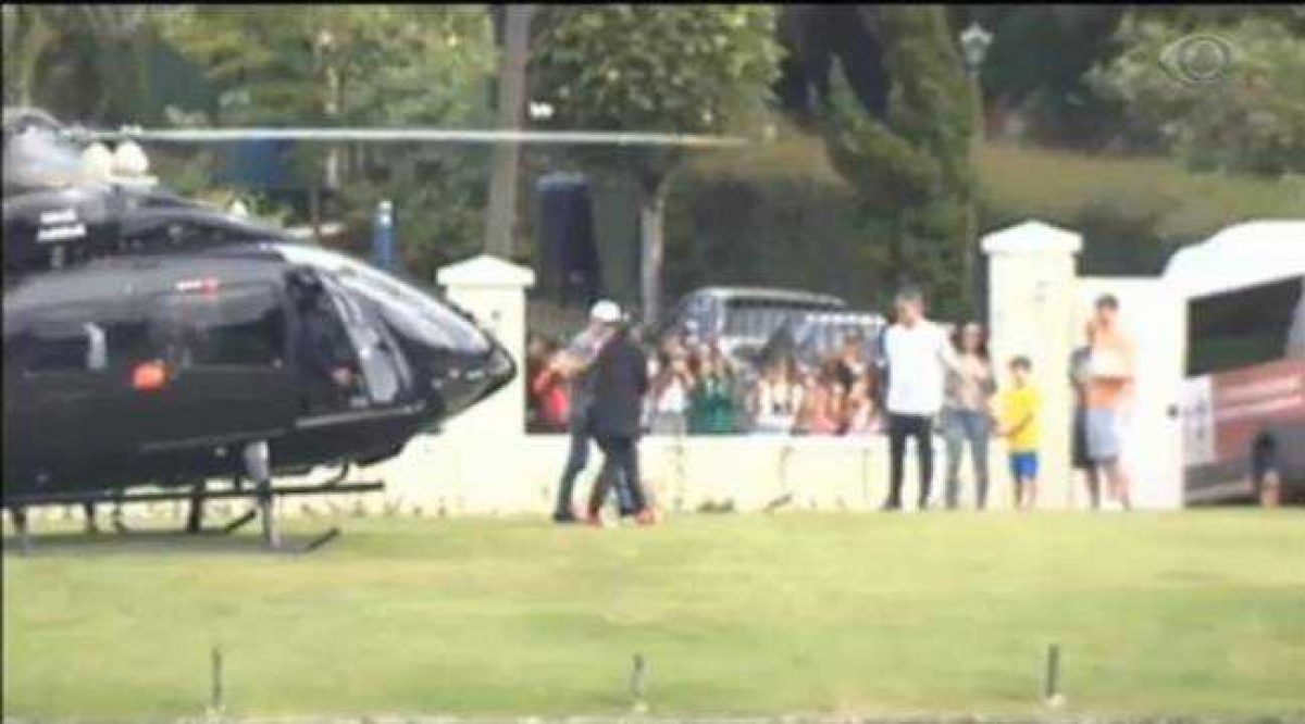 Neymar baja de su nuevo helicóptero en Teresópolis, lugar de concentración de la selección brasileña.