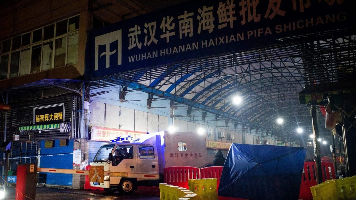 Miembros del personal del Equipo de Respuesta a Emergencias de Higiene de Wuhan salen del mercado mayorista de mariscos de Huanan (Foto de NOEL CELIS / AFP)