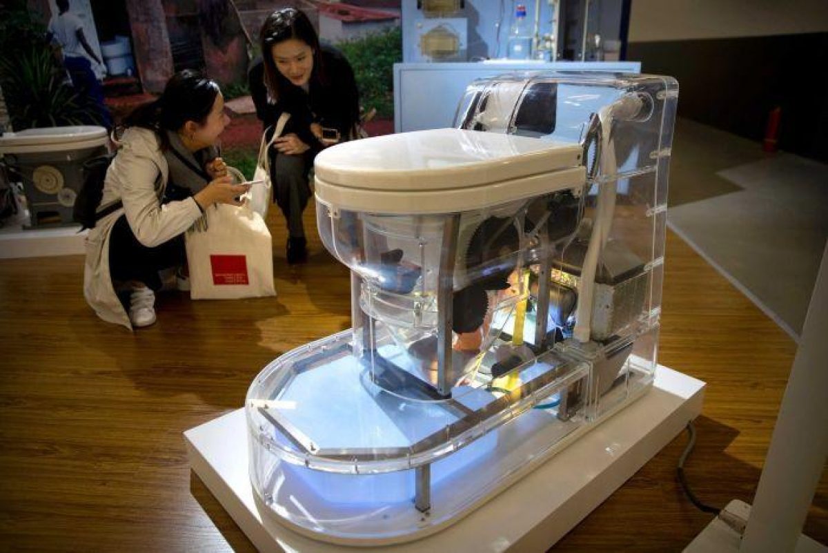Bill Gates lanzó, en 2011, el “Desafío para reinventar el inodoro”. Desde ese entonces, se han presentado varios prototipos para tratar el agua y los desechos dentro del mismo inodoro.