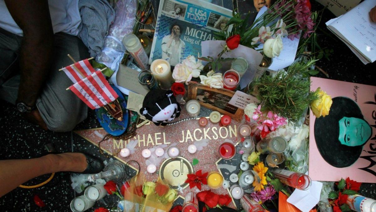 Foto de archivo del 26 de junio de 2009 muestra un santuario en la acera de recuerdos, flores y velas que adornan a la estrella de Michael Jackson en el Paseo de la Fama de Hollywood en Los Ángeles. El martes 25 de junio de 2019 se cumple el décimo aniversario de la muerte de Jackson. (Foto AP / Reed Saxon, Archivo)