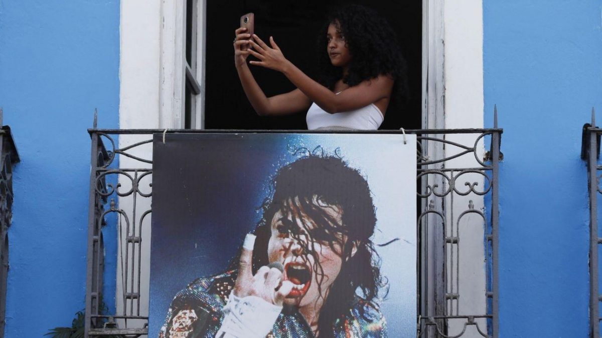 Una joven se hace una foto en un balcón, donde se grabó el video del cantante estadounidense Michael Jackson "They don`t care about us", ayer lunes, 24 de junio de 2019, en las calles de Pelourinho, en Salvador (Brasil). Michael Jackson, de cuya muerte se cumplen 10 años.