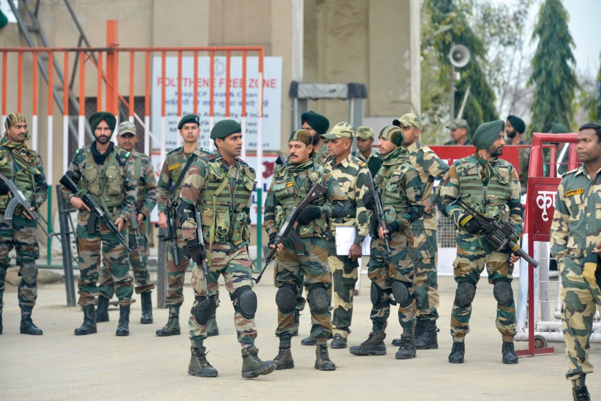 Las fuerzas de seguridad indias están de guardia cerca de la frontera entre India y Pakistán en Wagah, mientras esperan el regreso de un piloto de la Fuerza Aérea de la India por parte de Pakistán. (AFP)