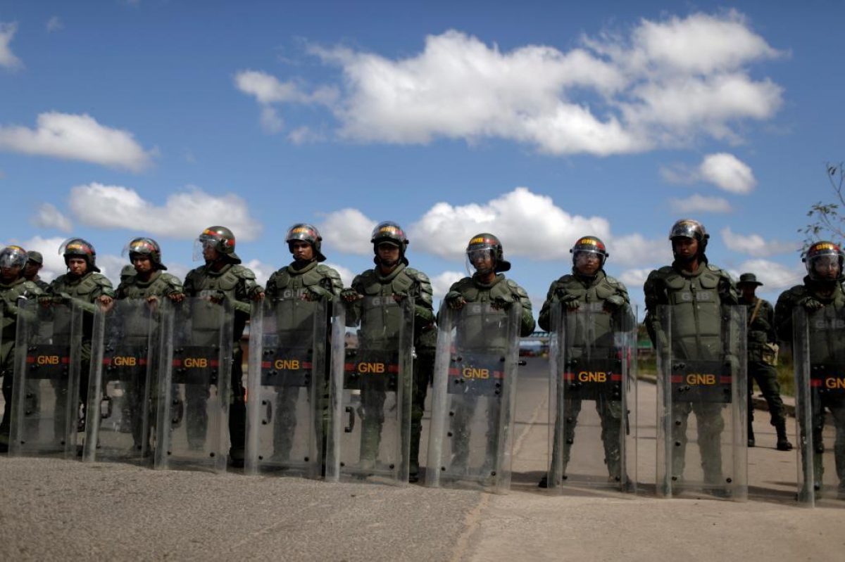 Policías nacionales venezolanos montan guardia en el puente Simón Bolívar, en Cúcuta, Colombia, después de que el gobierno del presidente Nicolás Maduro ordenara el cierre temporal de la frontera con Colombia (AFP).