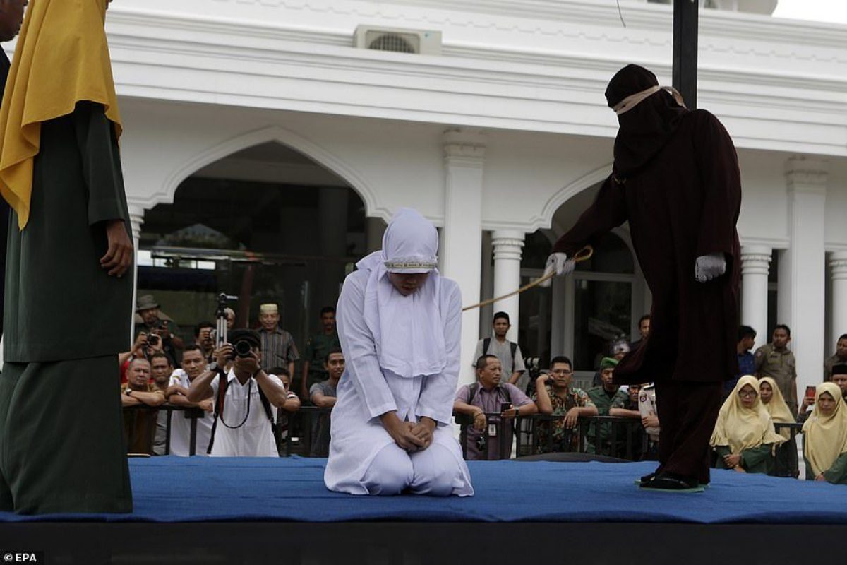Azotes públicos: una mujer que violó la ley de la Sharia se enfrenta a un castigo por latigazos públicos