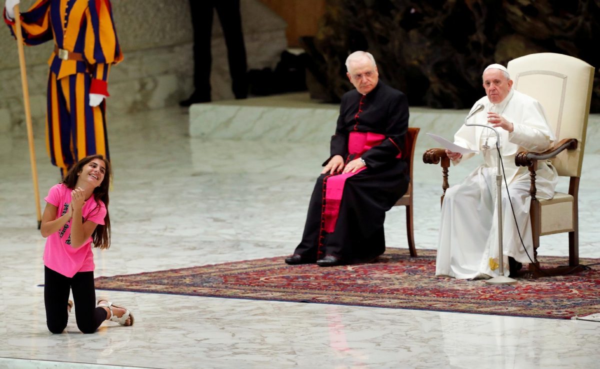 "Déjenla tranquila, Dios habla por los niños", señaló el Papa Francisco, cuando advirtió que la pequeña tenía una discapacidad.