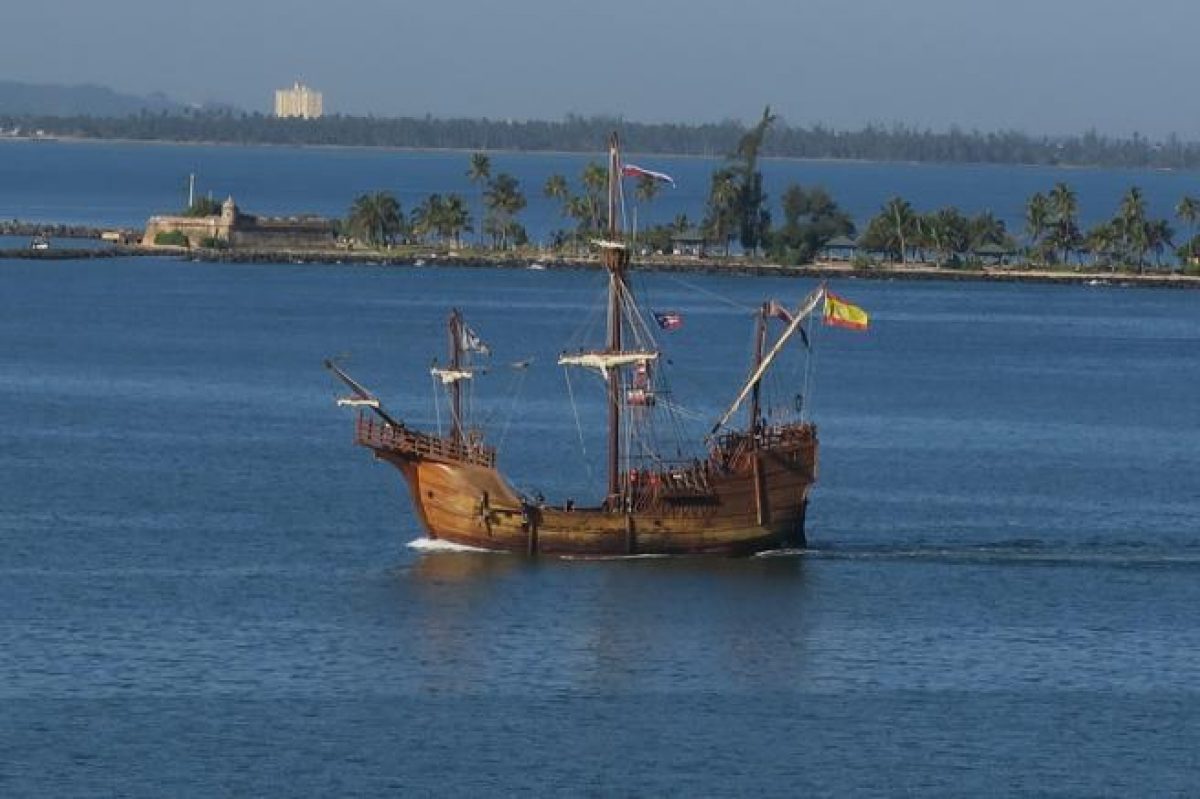 Fotografía de la replica de la nao Santa María en su ingreso hoy al puerto de San Juan (Puerto Rico). (Jorge MuÑiz / EFE)