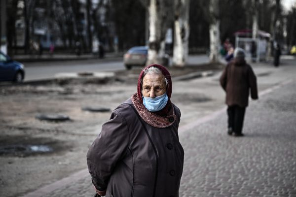 Imagen: Una anciana se encuentra en una calle de la ciudad de Avdiivka, en el este de Ucrania. Imagen: Una anciana se encuentra en una calle de la ciudad de Avdiivka, en el este de Ucrania.