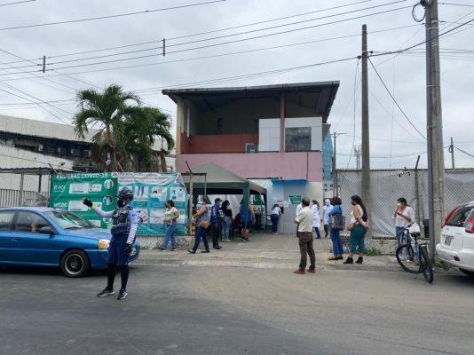 Imagen: En los alrededores de Interlab se observa una fila de vehículos que aguardan para el autoservicio de pruebas COVID. Imagen: En los alrededores de Interlab se observa una fila de vehículos que aguardan para el autoservicio de pruebas COVID.