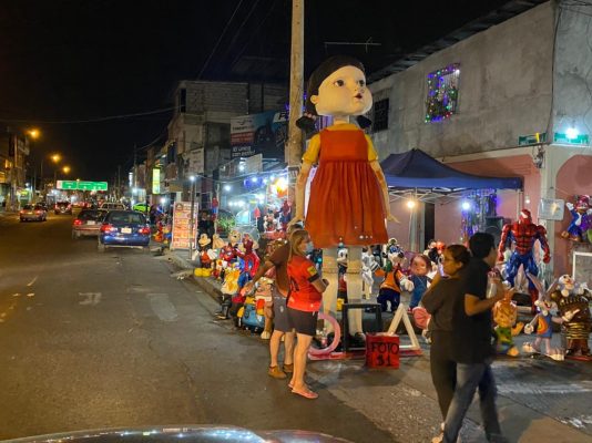 Imagen: Muñeca de El Juego del Calamar, de Netflix - Ubicación: 16 y Ayacucho. Imagen: Muñeca de El Juego del Calamar, de Netflix - Ubicación: 16 y Ayacucho.