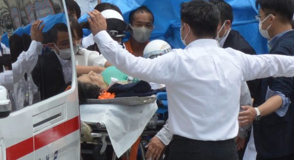 Imagen: Shinzo Abe es traslado al hospital en camilla (AFP) Imagen: Shinzo Abe es traslado al hospital en camilla (AFP)