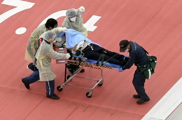 Imagen: El ex primer ministro japonés Shinzo Abe es llevado en una camilla mientras llega a un hospital en Kashihara, prefectura de Nara (Kyodo vía Reuters). Imagen: El ex primer ministro japonés Shinzo Abe es llevado en una camilla mientras llega a un hospital en Kashihara, prefectura de Nara (Kyodo vía Reuters).