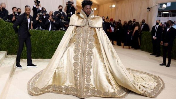 Imagen: El rapero Lil Nas X apareció con una capa de la "realeza".... Foto: GETTY IMAGES. Imagen: El rapero Lil Nas X apareció con una capa de la "realeza".... Foto: GETTY IMAGES.