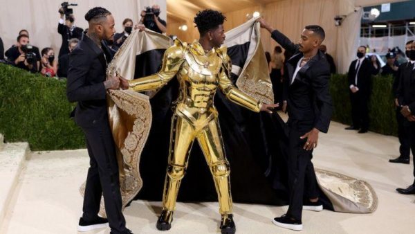 Imagen: ...que se quitó para revelar un traje dorado de armadura de Versace. Foto: GETTY IMAGES. Imagen: ...que se quitó para revelar un traje dorado de armadura de Versace. Foto: GETTY IMAGES.
