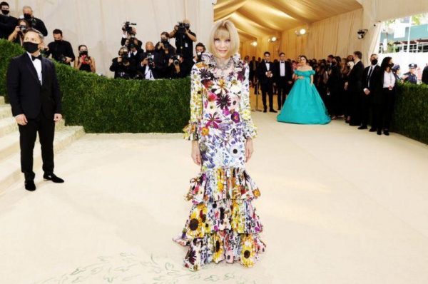 Imagen: La jefa de Vogue, Anna Wintour, quien supervisa el evento, lució un vestido de Oscar de la Renta en homenaje al difunto diseñador dominicano. Foto: GETTY IMAGES. Imagen: La jefa de Vogue, Anna Wintour, quien supervisa el evento, lució un vestido de Oscar de la Renta en homenaje al difunto diseñador dominicano. Foto: GETTY IMAGES.