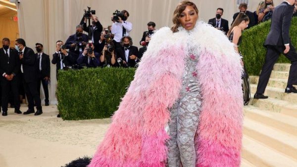 Imagen: Serena Williams llamó la atención con un mono de Gucci debajo de una capa de plumas hasta el suelo. Foto: GETTY IMAGES. Imagen: Serena Williams llamó la atención con un mono de Gucci debajo de una capa de plumas hasta el suelo. Foto: GETTY IMAGES.