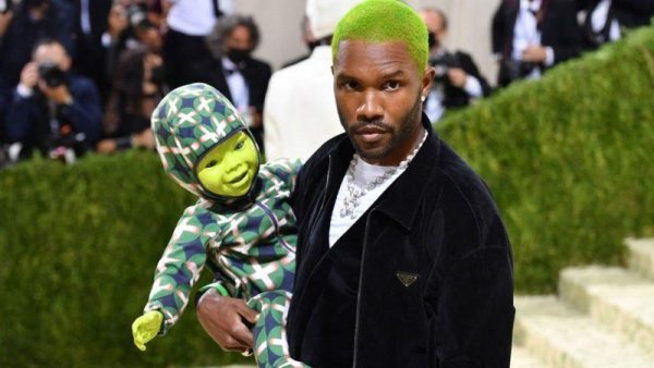 Imagen: Frank Ocean cargando su muñeco robótico verde. Foto: GETTY IMAGES. Imagen: Frank Ocean cargando su muñeco robótico verde. Foto: GETTY IMAGES.