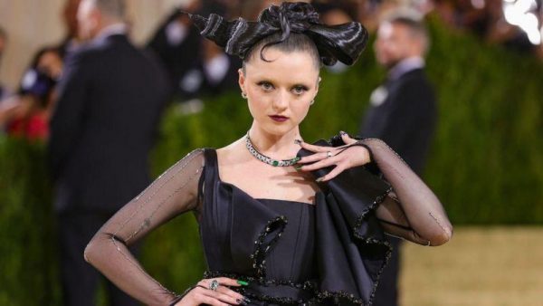 Imagen: La actriz de Game of Thrones Maisie Williams llevó un vestido inspirado en Matrix que ella misma diseñó. Foto: GETTY IMAGES. Imagen: La actriz de Game of Thrones Maisie Williams llevó un vestido inspirado en Matrix que ella misma diseñó. Foto: GETTY IMAGES.