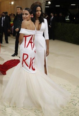 Imagen: La congresista demócrata Alexandria Ocasio-Cortez llevaba un vestido que decía "Tax the rich" (suban los impuestos a los ricos). Foto: REUTERS. Imagen: La congresista demócrata Alexandria Ocasio-Cortez llevaba un vestido que decía "Tax the rich" (suban los impuestos a los ricos). Foto: REUTERS.