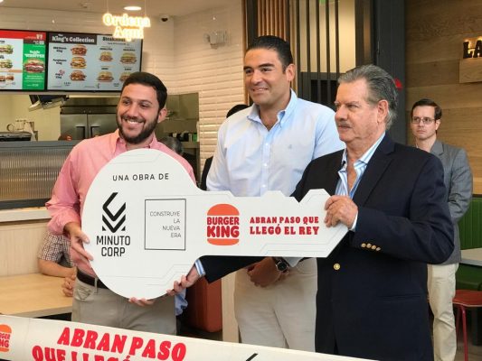 Imagen: De izquierda a derecha: Juan Carlos Concha, gerente de desarrollo y planificación de Minutocorp S.A; Juan José Yúnez, alcalde de Samborondón; y Andrés Aspiazu, presidente de Burger King Ecuador. Foto: TC Televisión. Imagen: De izquierda a derecha: Juan Carlos Concha, gerente de desarrollo y planificación de Minutocorp S.A; Juan José Yúnez, alcalde de Samborondón; y Andrés Aspiazu, presidente de Burger King Ecuador. Foto: TC Televisión.