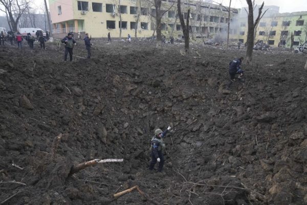 Imagen: Varios soldados ucranios y empleados de emergencias trabajan en el desalojo y la evaluación de daños en Mariupol. FOTO: AP. Imagen: Varios soldados ucranios y empleados de emergencias trabajan en el desalojo y la evaluación de daños en Mariupol. FOTO: AP.