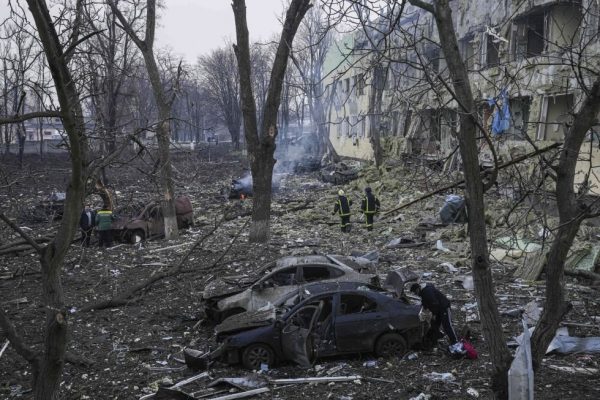 Imagen: Empleados de emergencias ucranios, junto al hospital atacado en Mariupol. El bombardeo, que causó al menos 17 heridos según las autoridades. FOTO: AP. Imagen: Empleados de emergencias ucranios, junto al hospital atacado en Mariupol. El bombardeo, que causó al menos 17 heridos según las autoridades. FOTO: AP.